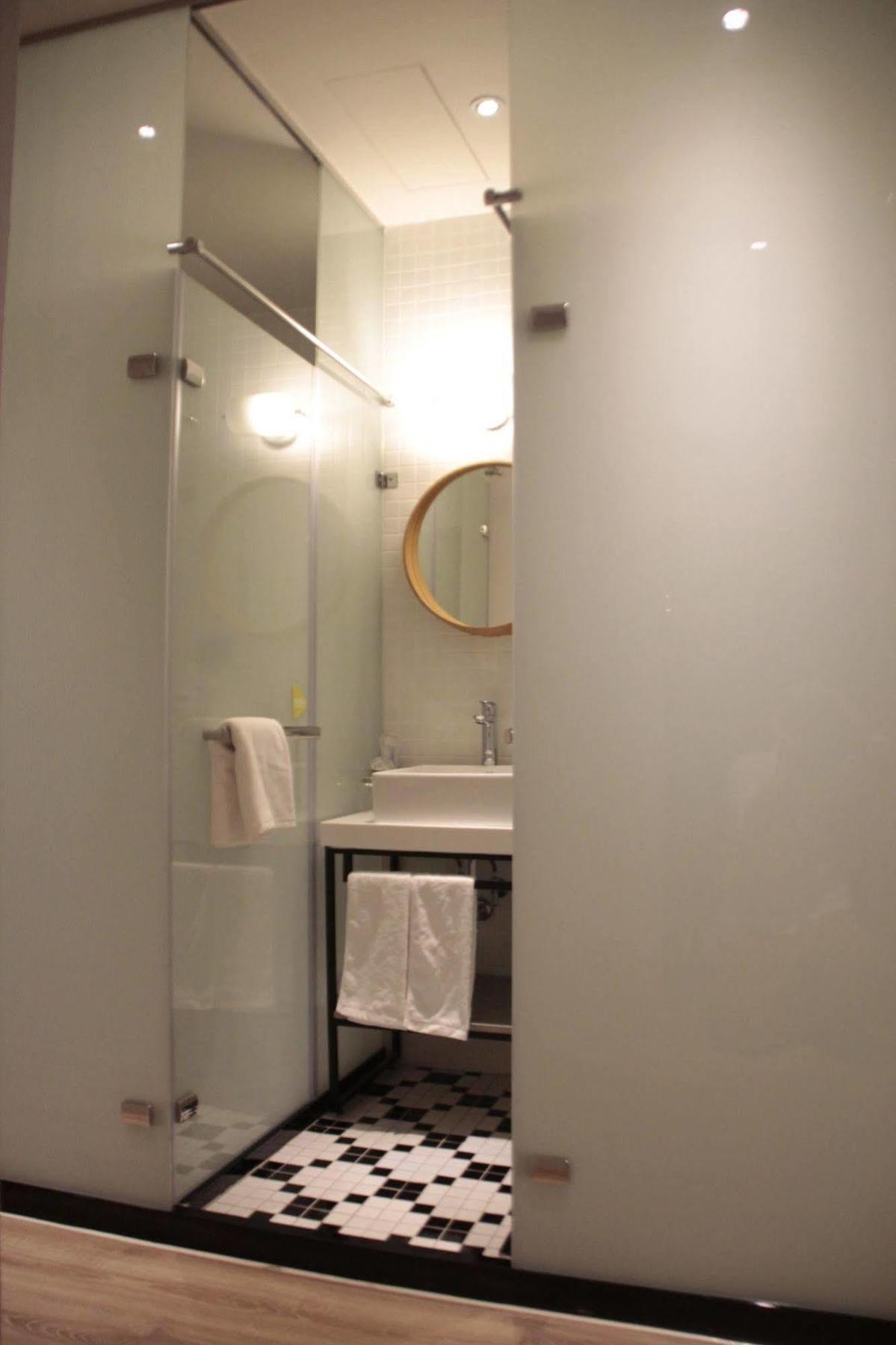 Hotelday Plus Kaohsiung Bagian luar foto